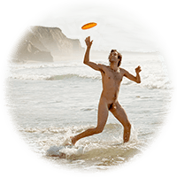 beach frisbee toss